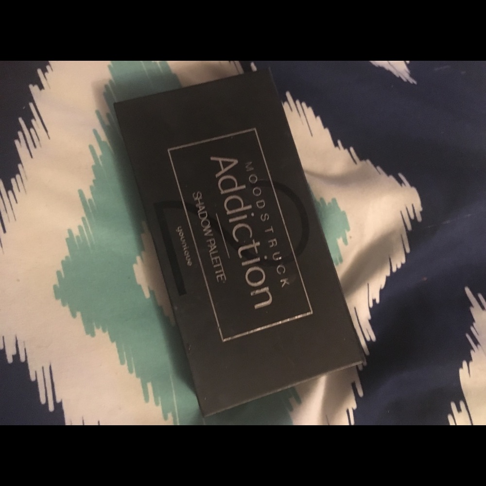 Younique eyeshadow palette